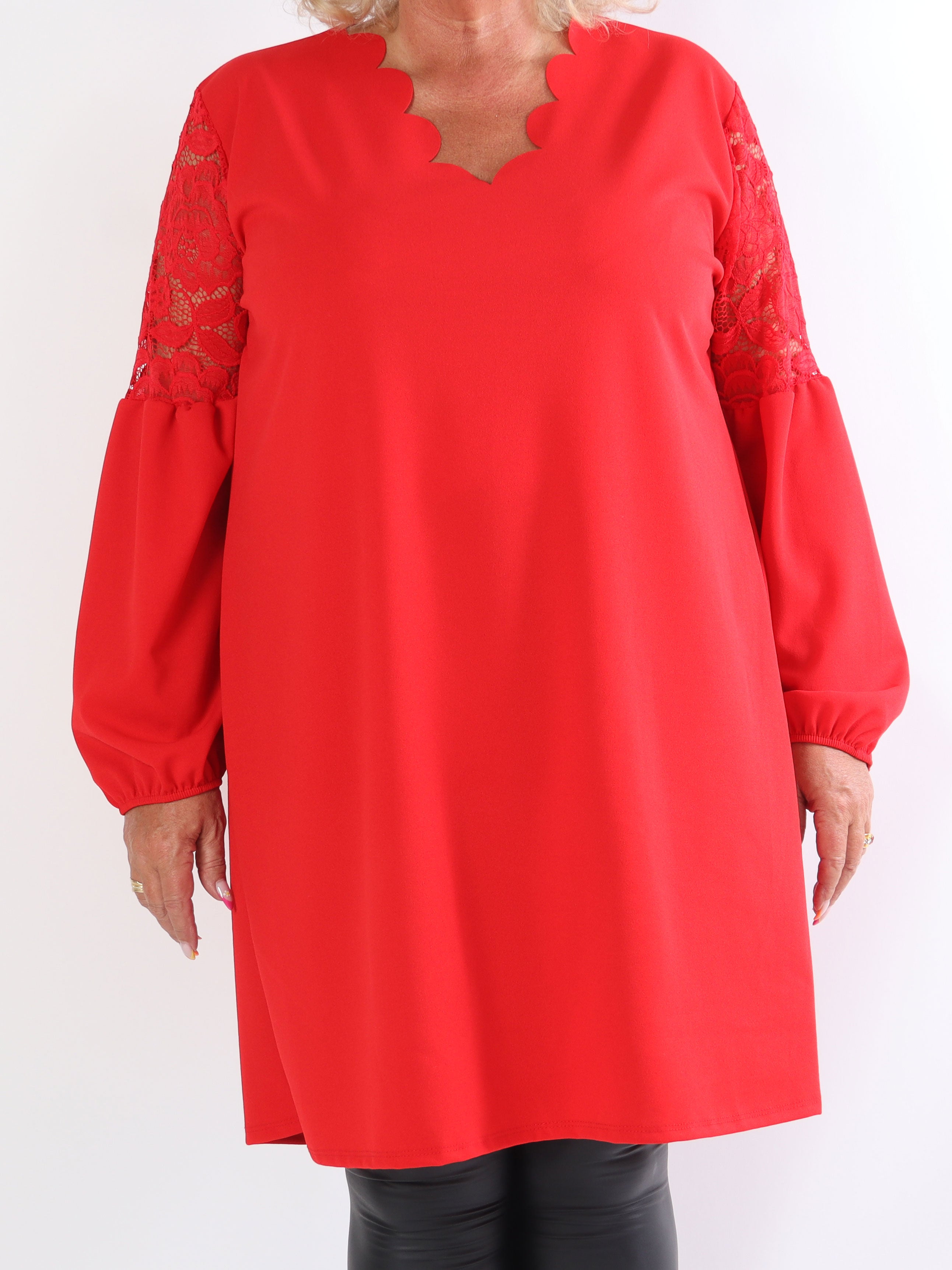 Romance - Fin plus size kjole med blondeærmer